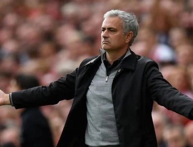 Δείτε πως χαιρετάει ο Μουρίνιο τους άλλους παίκτες του και πώς χαιρετάει τον Πογκμπά (βίντεο)